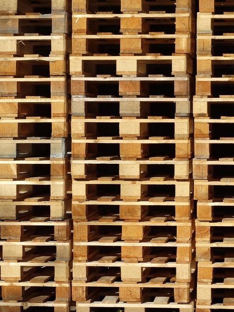 1)⁤ transform ​old wooden pallets into elegant⁤ wall art by carving intricate patterns or​ painting vibrant designs​ that breathe new ‍life into reclaimed ‍wood