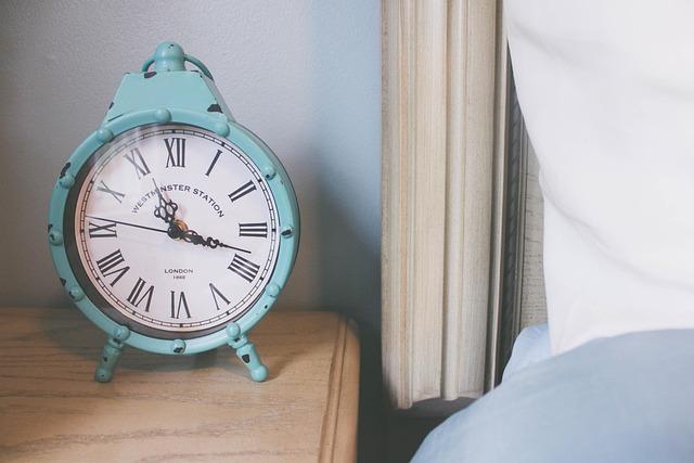 4) Upgrade a mismatched ⁢set of vintage nightstands by​ repainting them to⁤ match,⁢ adding new hardware,‍ and⁣ incorporating decorative stencils or decals to personalize each piece