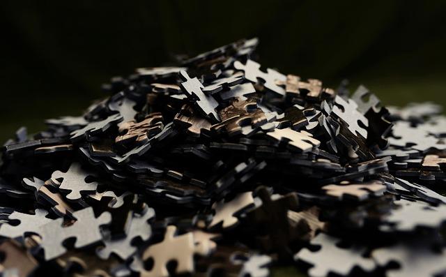 4) Use old puzzle pieces to craft unique photo frames or wall art ​by⁣ gluing them onto a sturdy backing and adding⁣ your favorite ⁤images for personalized home accents