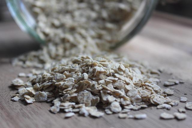 2) Create a‍ nourishing honey and oatmeal face mask by blending ⁣rolled oats with organic honey to form a‌ creamy paste ‌that gently ​exfoliates and hydrates skin,⁤ perfect for ⁤a calming at-home treatment
