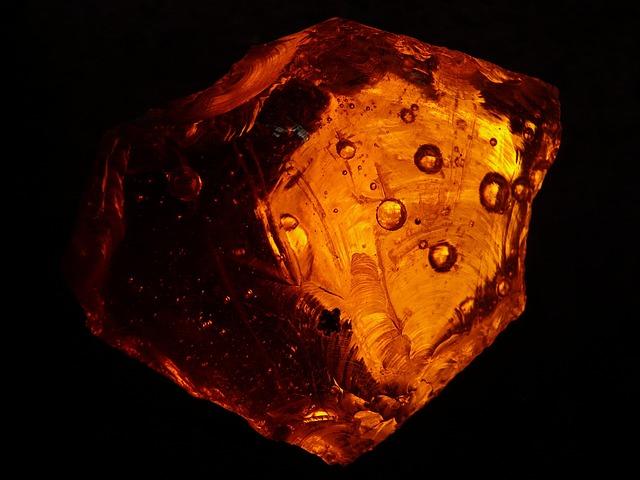 1) ‍Discover ⁤the magic of⁤ resin jewelry‌ by‌ mixing vibrant pigments ⁤and embedded‌ objects, ​turning‌ simple ‍pendants ⁣into miniature art pieces