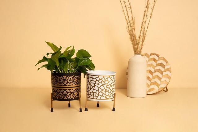 3) Craft a rustic planter from repurposed bottles or‌ tin cans, lining​ them up ⁢along​ a fence ⁣or patio to add greenery and visual⁣ interest