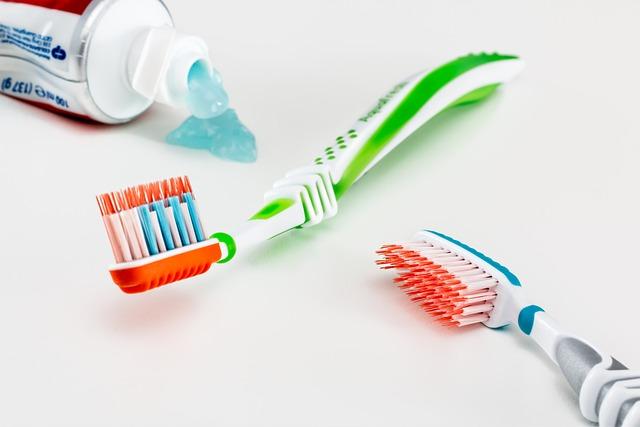 Essential⁢ tools for a Bright Smile