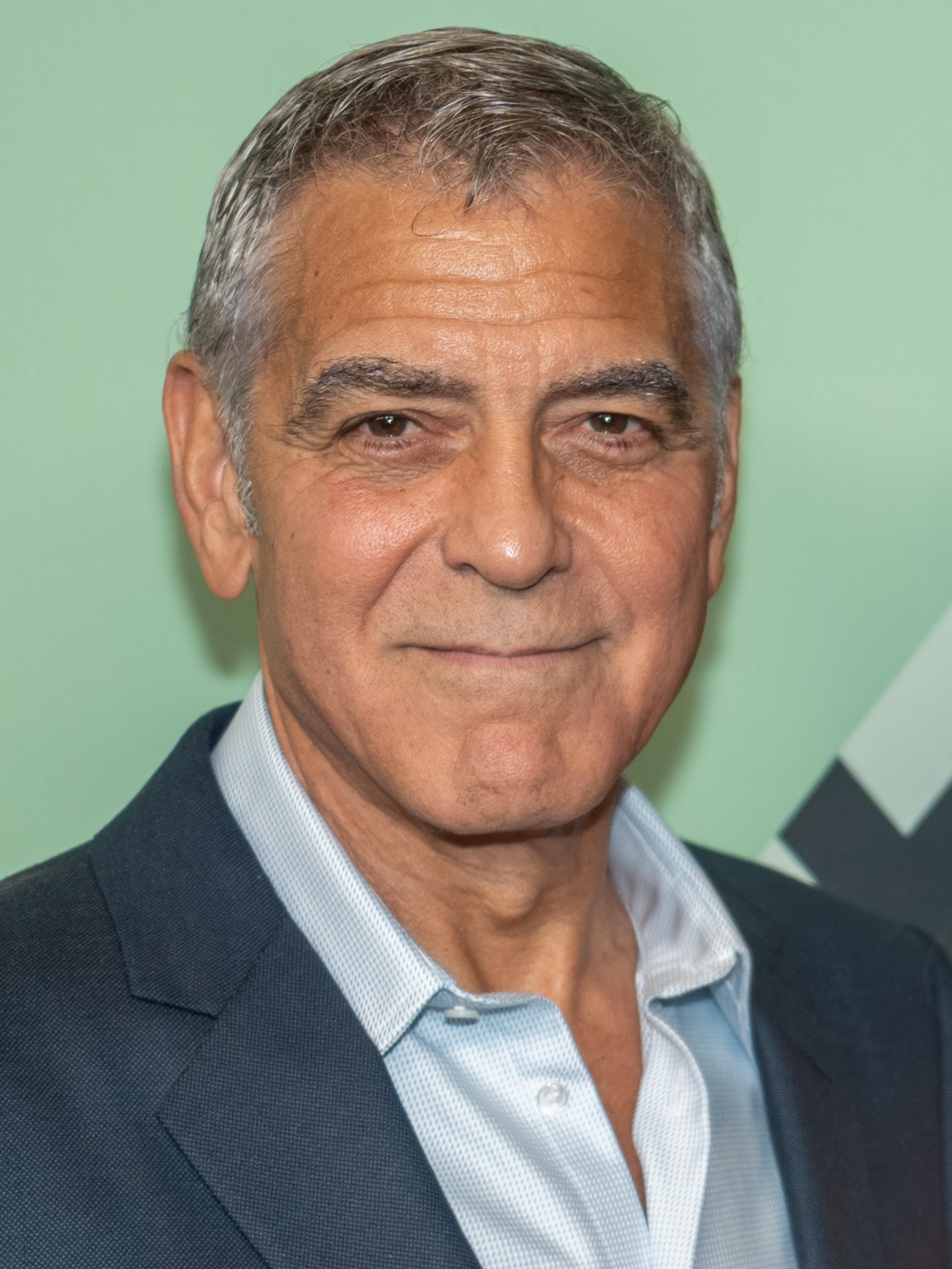 Exploring⁣ George Clooney's Magnetic Performance in Showbiz Satire